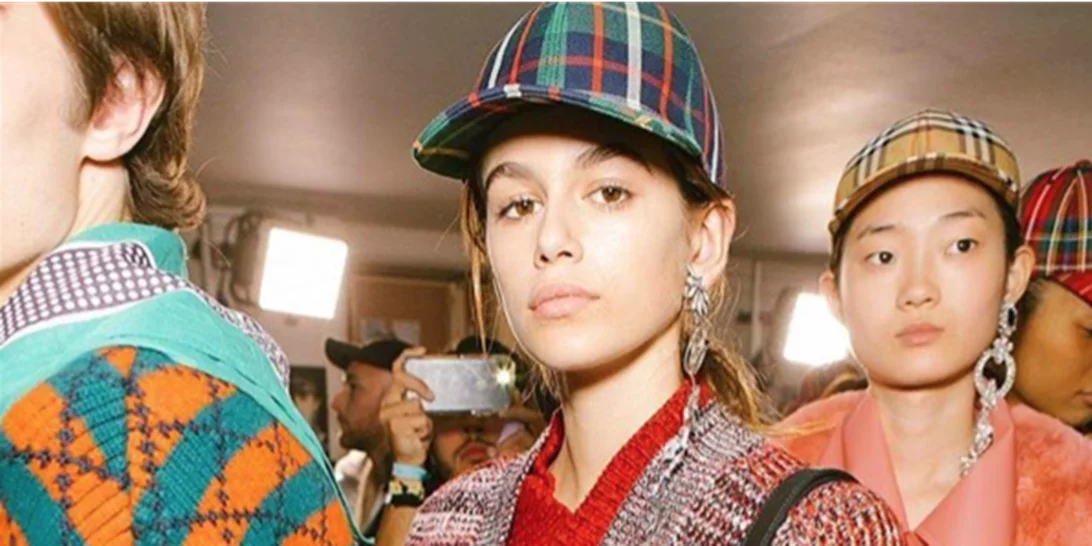 Burberry Φθινόπωρο/ Χειμώνας 2017 | Επαναφέρει το εμβληματικό καρό!