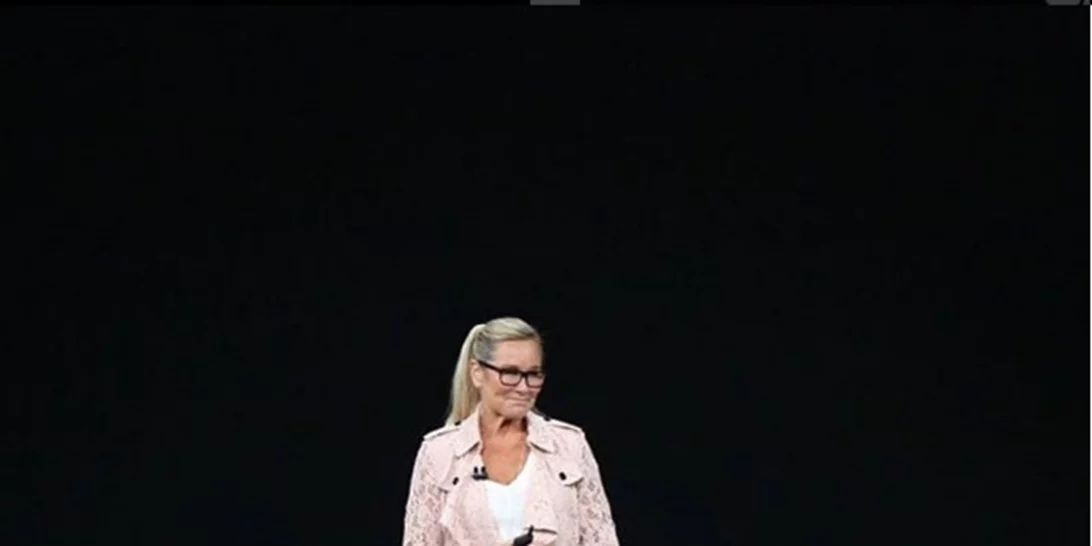 Στην παρουσίαση του iPhone X τα βλέμματα μαγνήτισε η... καμπαρντίνα της επικεφαλής της Apple