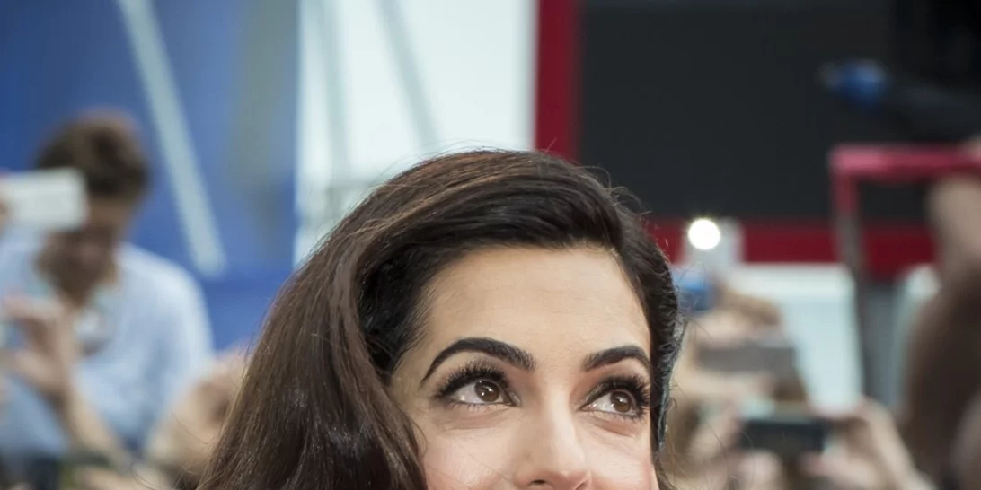 Σου άρεσε η εμφάνιση της Amal Clooney; Εδώ θα βρεις όλα τα μυστικά του μακιγιάζ και του χτενίσματος