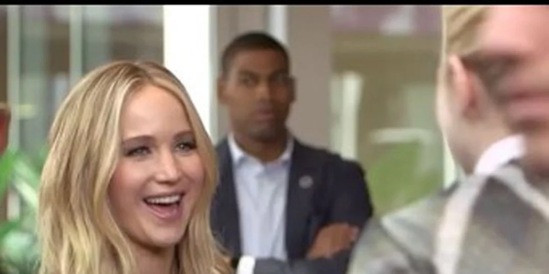 Jennifer Lawrence - Emma Stone: H αμήχανη on camera στιγμή τους (βίντεο)