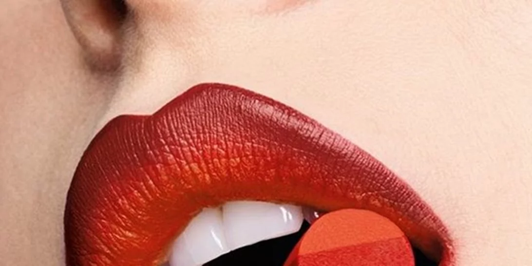 Ένα κραγιόν, 3 διαφορετικές αποχρώσεις στα χείλη; Όχι, δεν σου κάνουμε πλάκα!