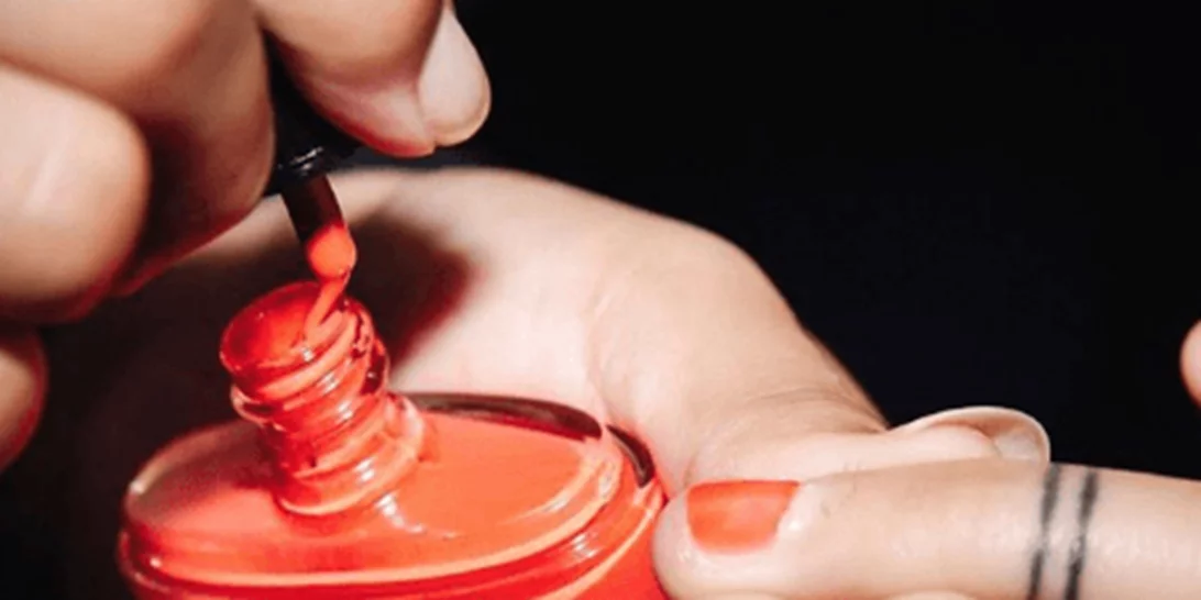 Hot or not? Ο Marc Jacobs κάνει τάση το manicure των 2 εβδομάδων!