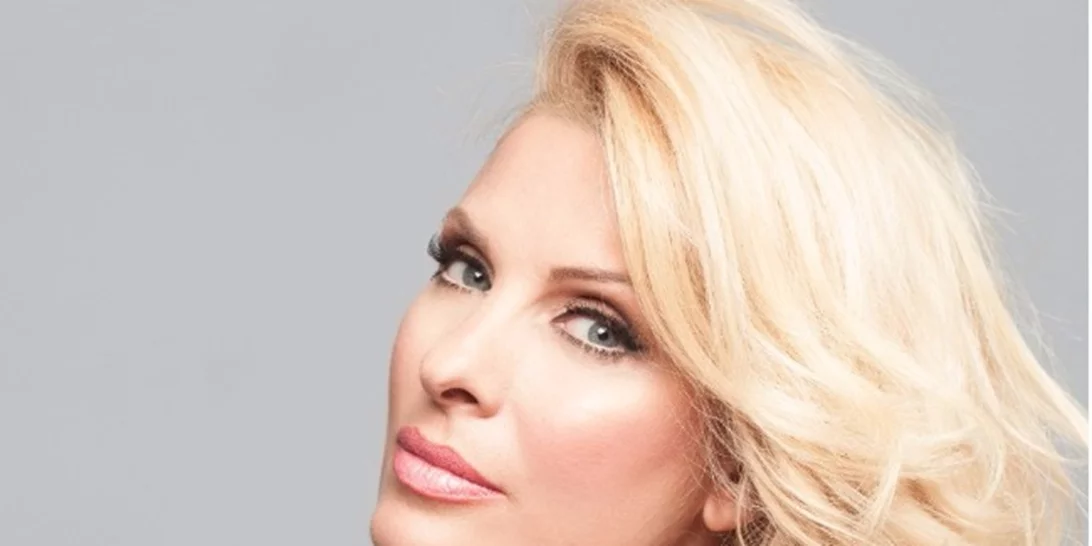 Ελένη Μενεγάκη: Έγινε μελαχρινή και κατέβηκε στην Ερμού - Δες φωτογραφία