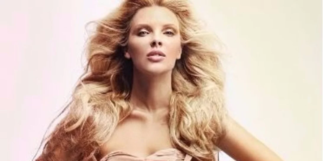 Χριστίνα Αλούπη: Αγκαλιά με τον γιο της στην παραλία