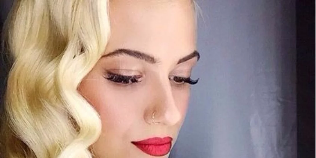 Λάουρα Νάργες: Την τσακώσαμε σε βραδινή εμφάνιση με τον σύντροφό της