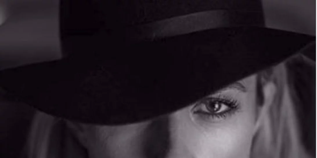 Ντορέττα Παπαδημητρίου: Ποζάρει αισθησιακά φορώντας μόνο ένα λευκό πουκάμισο