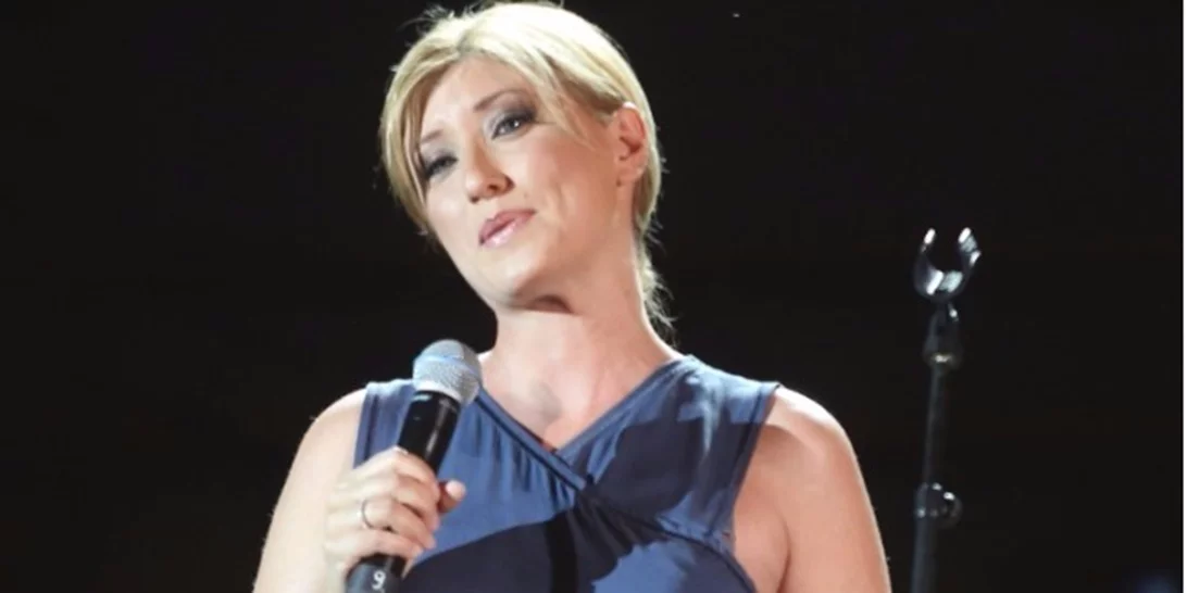 Σία Κοσιώνη: Με κόκκινο φόρεμα στον 7ο μήνα της εγκυμοσύνης της