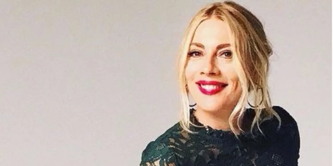 Σμαράγδα Καρύδη: Ποζάρει πιο αποκαλυπτική από ποτέ στο κρεβάτι της