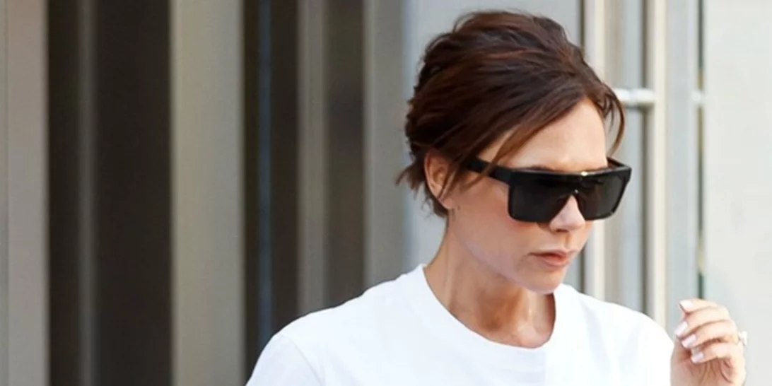 Victoria Beckham: Ντύθηκε σαν το... emoji με το κόκκινο φόρεμα