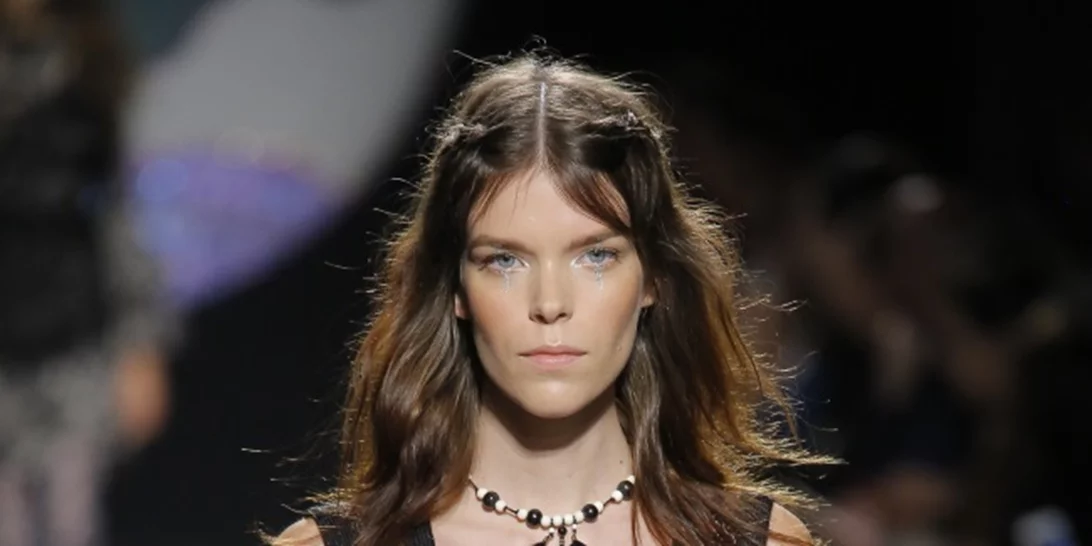 Ο πιο κομψός (και όμως είναι) τρόπος να φορέσεις το glitter στα μάτια