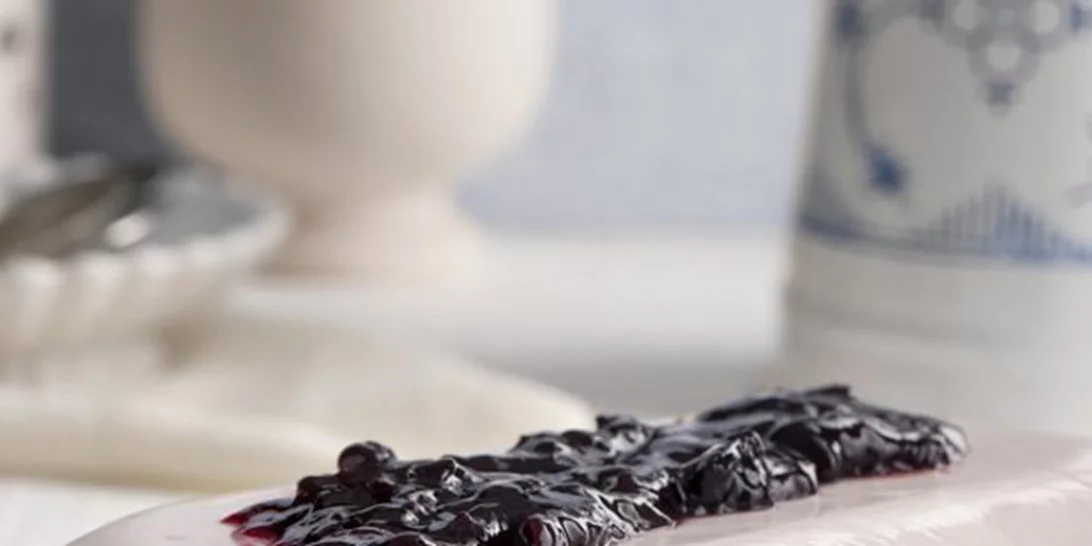 Παγωμένο γλυκό με γιαούρτι και μαρμελάδα κεράσι