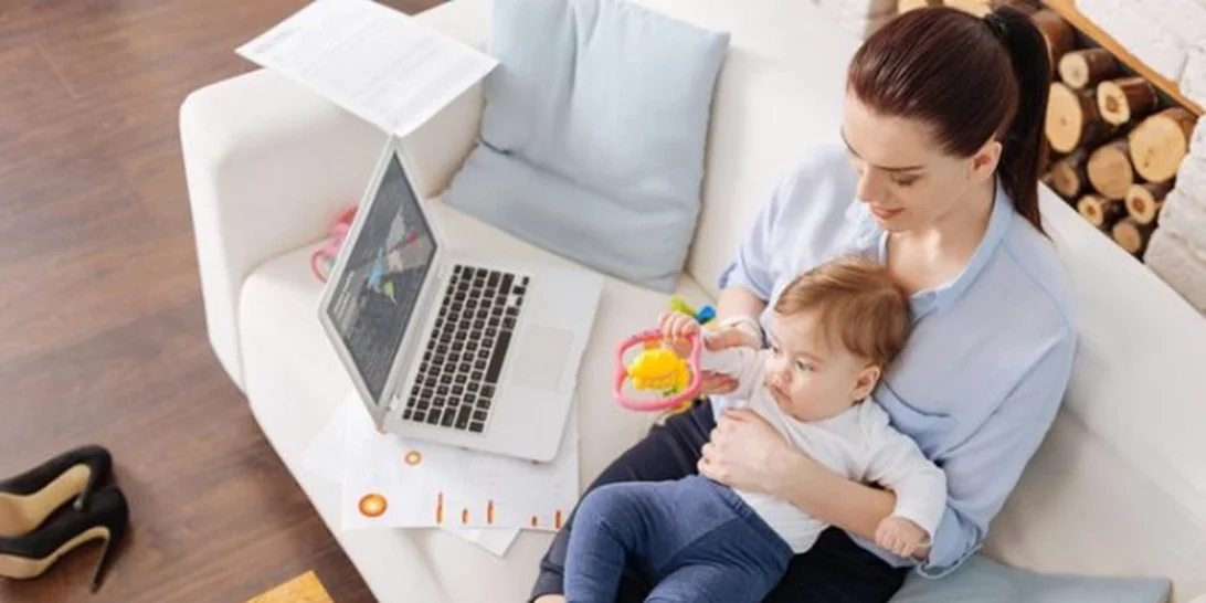 Επιστροφή στη δουλειά μετά το μωρό – πώς είναι να αφήνεις τη μισή σου καρδιά στο σπίτι