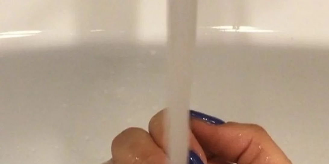 Με ένα σμπάρο: Με αυτό το βερνίκι τα νύχια σου αλλάζουν χρώματα σε ένα 1''