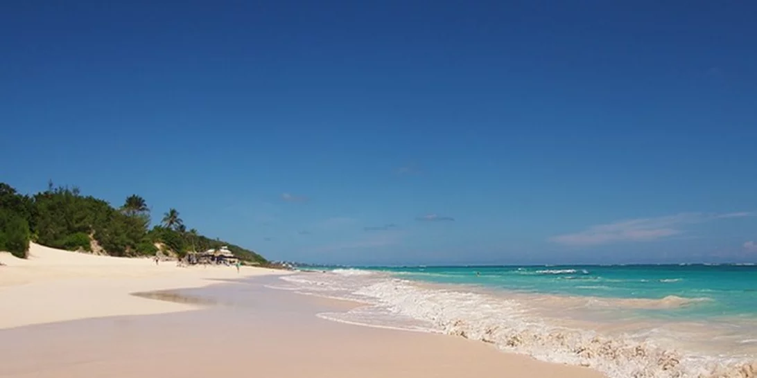 Οι 9 πιο εντυπωσιακές ροζ παραλίες στον κόσμο