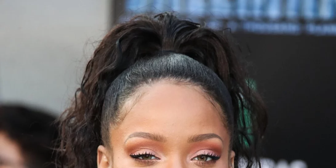 Rihanna: Συνδυάζει office look με σέξι ύφος