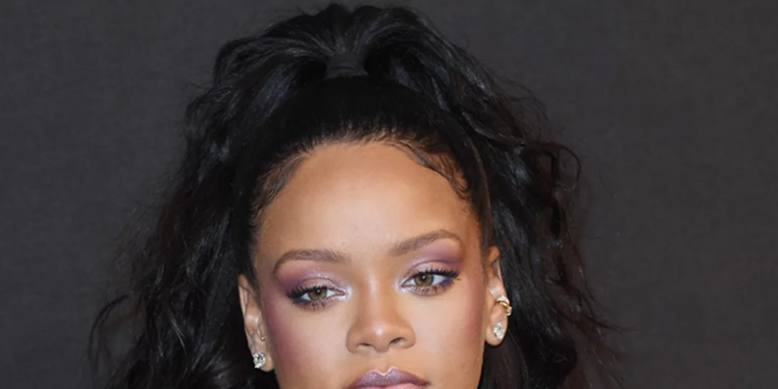 Rihanna: Συνδυάζει συγκλονιστικό βραδινό φόρεμα με sneakers