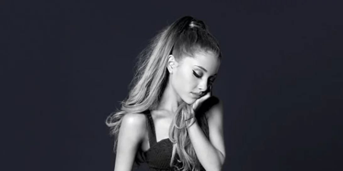 Aυτό το εξώφυλλο της Ariana Grande έχει «γεννήσει» πολλές απορίες!