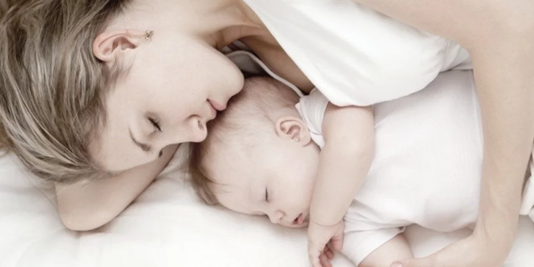 «Το παιδί πρέπει να κοιμάται μόνο του» – είναι δική του ανάγκη ή της κοινωνίας;