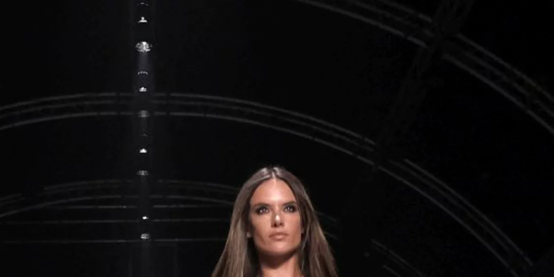 Αυτό το φόρεμα της Alessandra Ambrosio είναι εμπνευσμένο από μία βότκα (!)