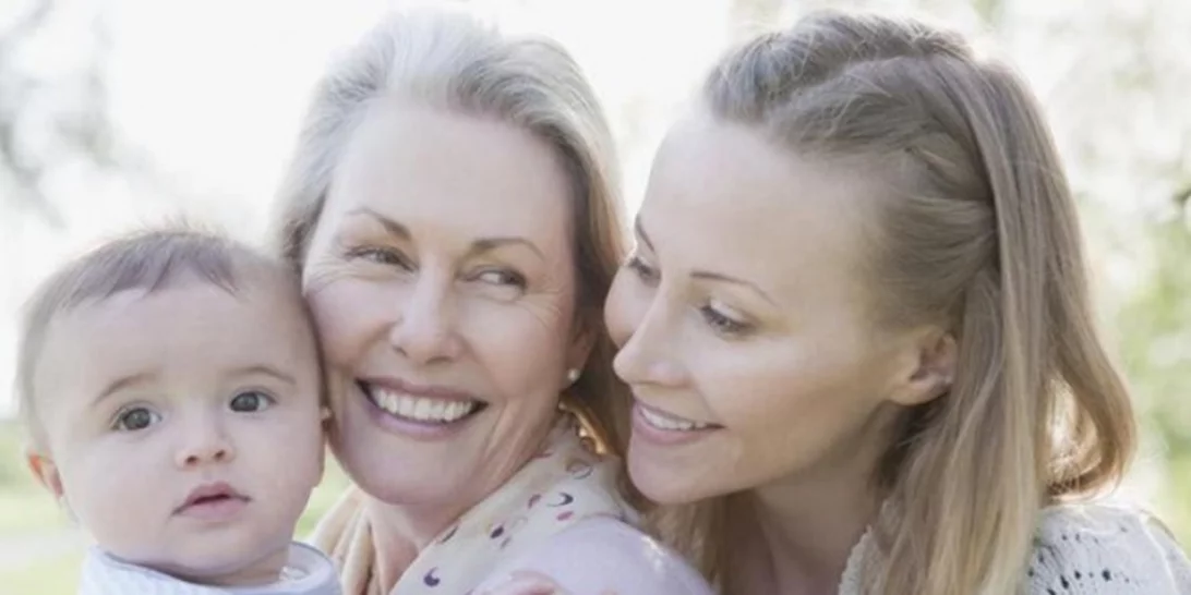 Οι πιο ακατάλληλοι κριτές για το αν είμαστε καλές μητέρες είναι οι μάνες μας