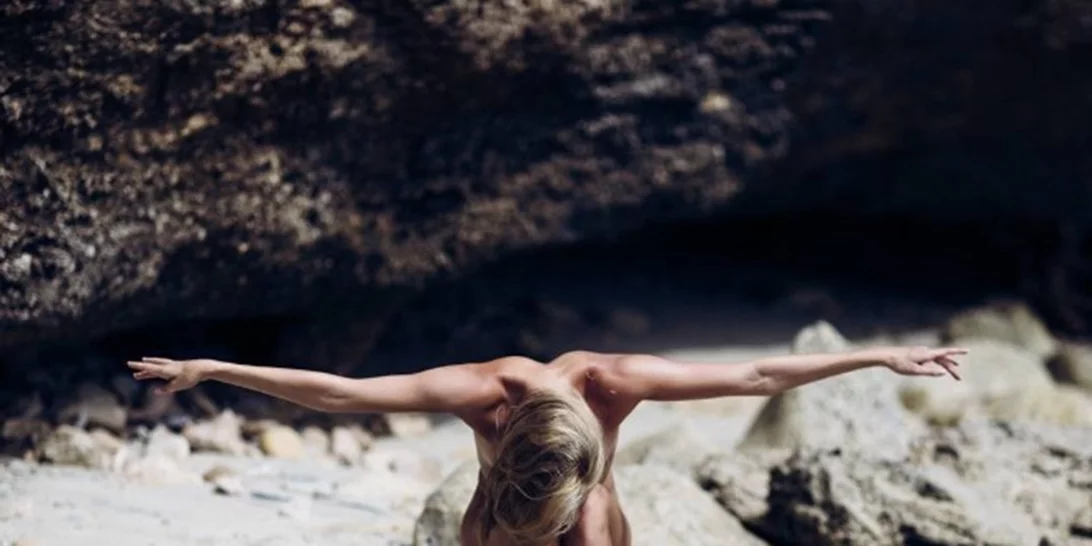 H άγνωστη κοπέλα που κάνει γυμνή yoga και έχει γίνει το απόλυτο viral!