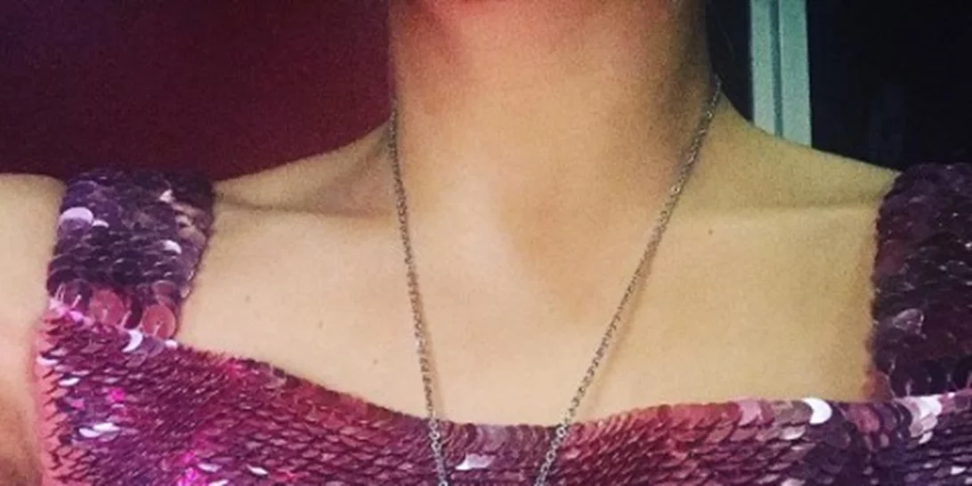 H star φορά τις στάχτες της νεκρής φίλης της για να τη νιώθει πάντα κοντά της