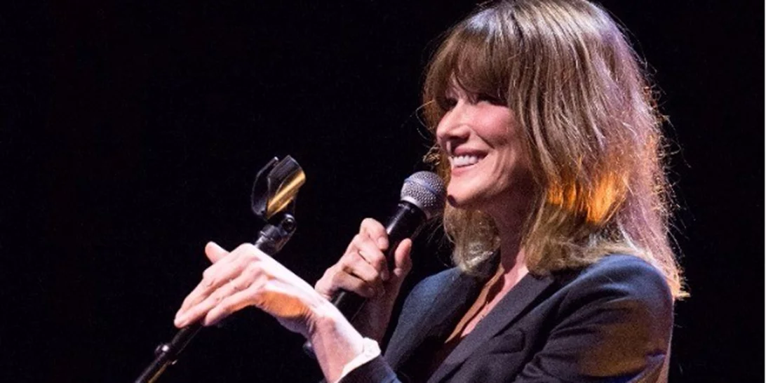 Θέατρο Παλλάς: Πλήθος επωνύμων στην πρεμιέρα της Carla Bruni