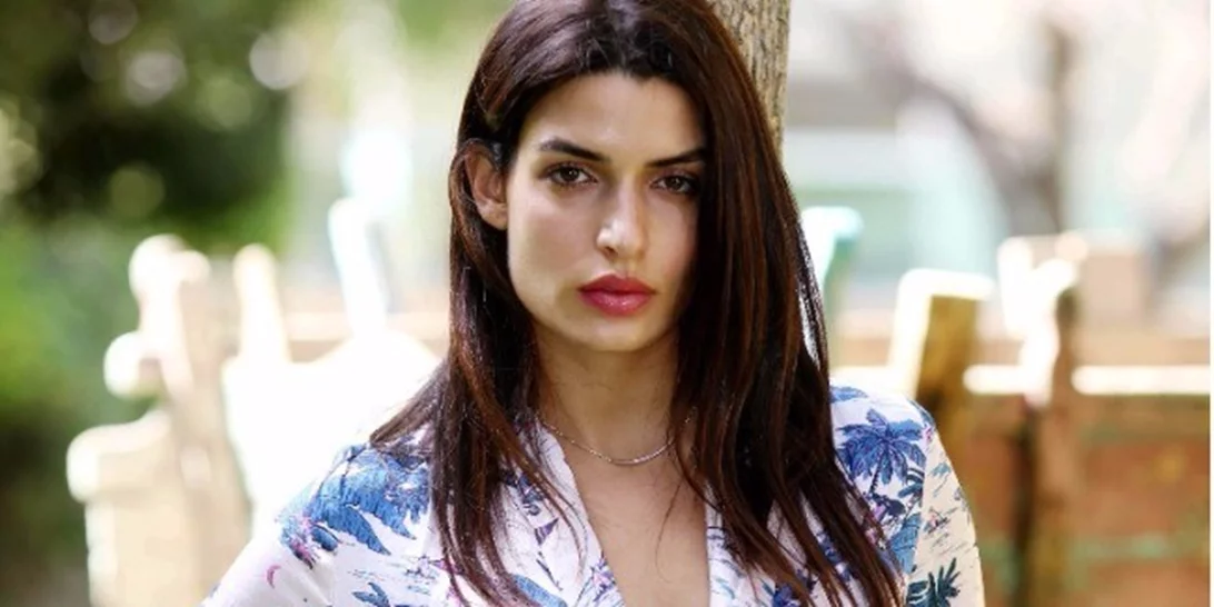 Τόνια Σωτηροπούλου: Χαμογελαστή και με casual look στο Κολωνάκι