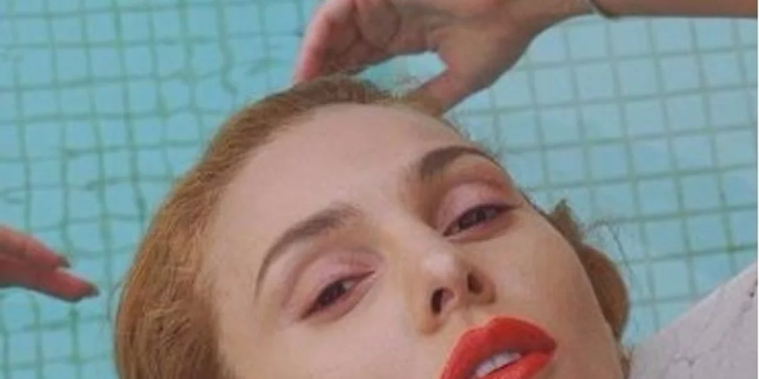 Τάμτα: Ποζάρει φορώντας ρούχα της μαμάς της και είναι εντυπωσιακή!