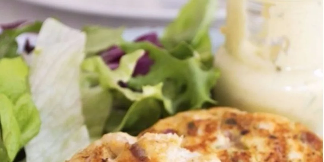 Μπιφτέκια σολομού με σος γιαουρτιού