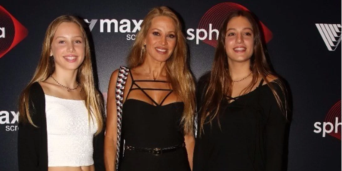 Αννίτα Ναθαναήλ: Σπάνια βραδινή έξοδος με τις κόρες της