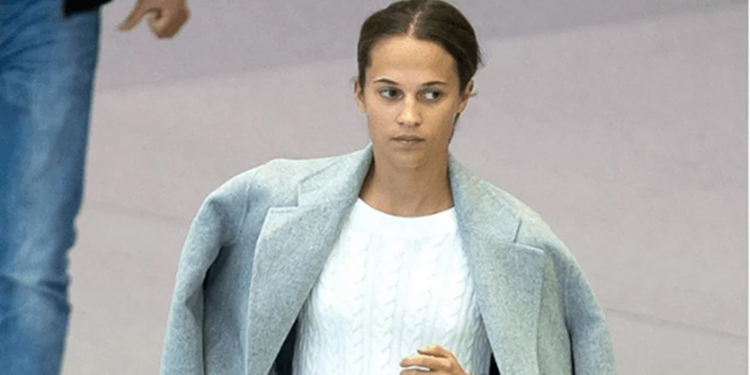 Alicia Vikander: Η πρώτη εμφάνιση με τη βέρα στο χέρι της!