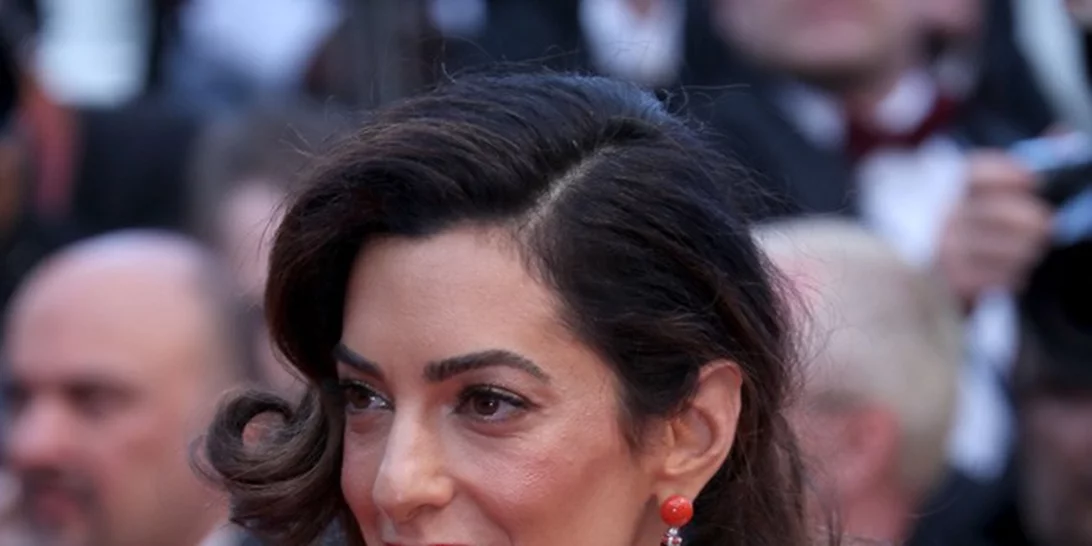 Το εντυπωσιακό νυφικό της Amal Clooney σε έκθεση για τον οίκο Oscar De La Renta