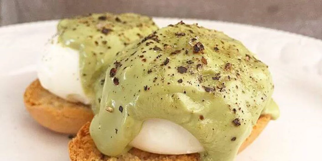 Αυγά benedict με σος ολαντέζ από αβοκάντο