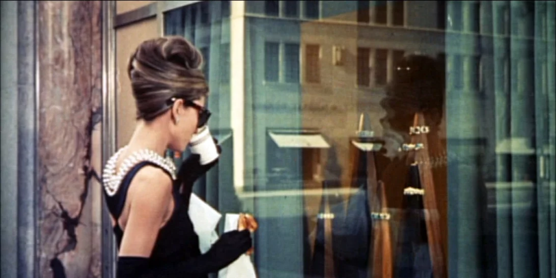 Ταξιδεύεις κι εσύ κάθε φορά που βλέπεις το Breakfast at Tiffany's; Ήρθε η ώρα να μάθεις το πιο τέλειο νέο!