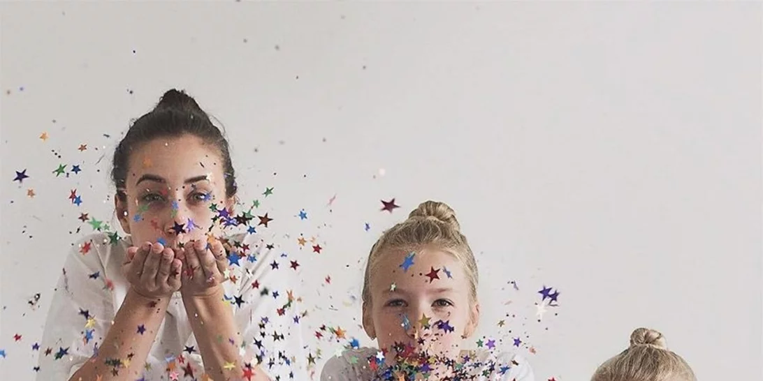 Μια μητέρα στήνει το πιο απολαυστικό φωτογραφικό project με τις δύο κόρες της