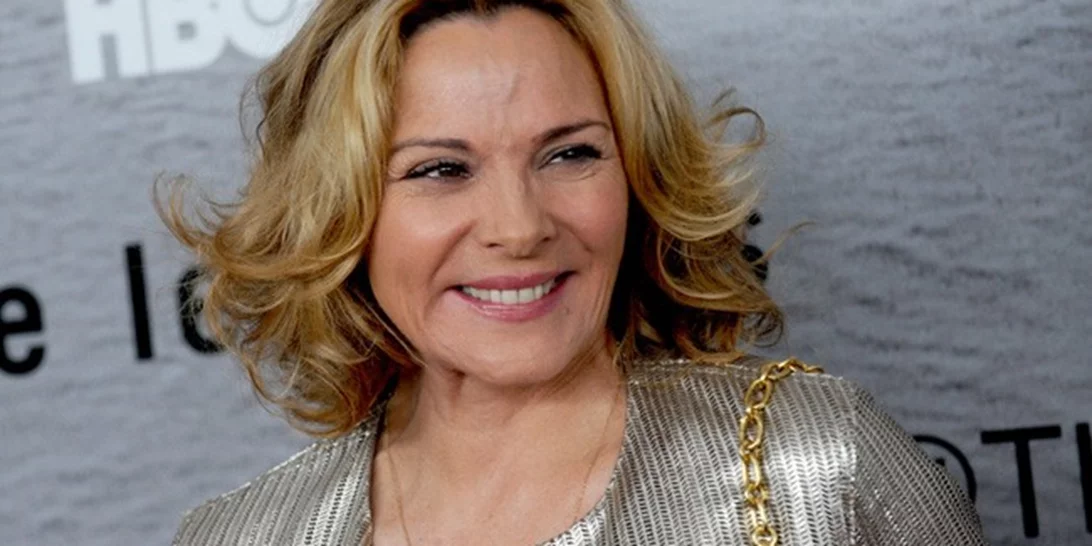 Η Kim Cattrall ξεπέρασε την Samantha Jones σε coolness με το pride φόρεμα by Vassilis Zoulias