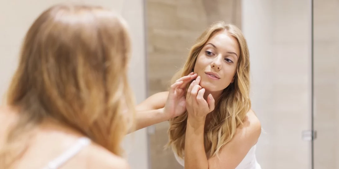 H beauty editor βρήκε τον τρόπο να πει αντίο στη λιπαρότητα και τα σπυράκια (βίντεο)