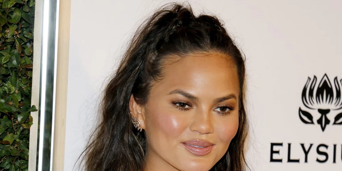 Chrissy Teigen | Δες πως αντέδρασε όταν ανακάλυψε γκρίζα τρίχα!