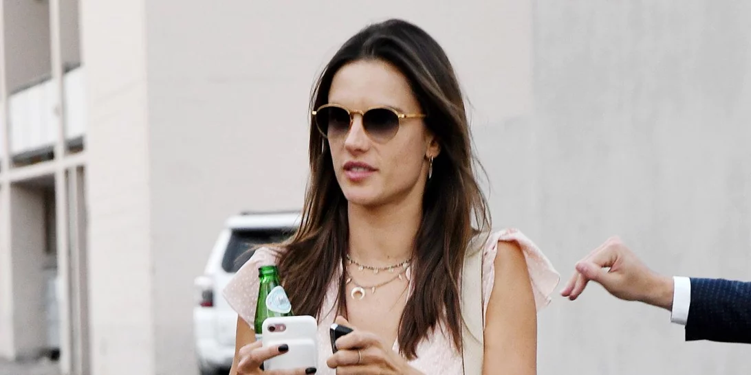 Alessandra Ambrosio: Δες πώς φόρεσε τη τζιν σαλοπέτα