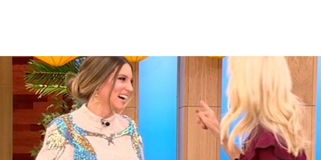 Η μάξιμαλ πλευρά της Αθηνάς Οικονομάκου με μια ultra shiny δόση στην Ελένη Μενεγάκη