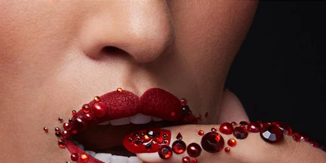 Σ' αρέσουν τα εντυπωσιακά σχέδια στα νύχια αλλά θες να είσαι και διακριτική; Δες εδώ