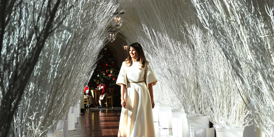 Melania Trump | Η συγκλονιστική της εμφάνιση στον στολισμένο Λευκό Οίκο