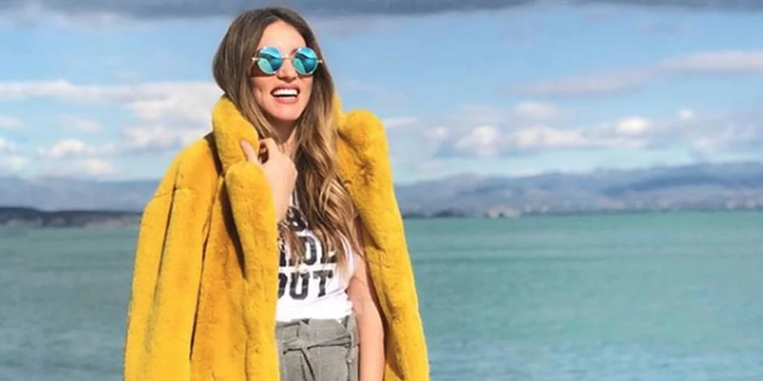 Αθηνά Οικονομάκου | Ποζάρει φορώντας μόνο το μπουρνούζι της