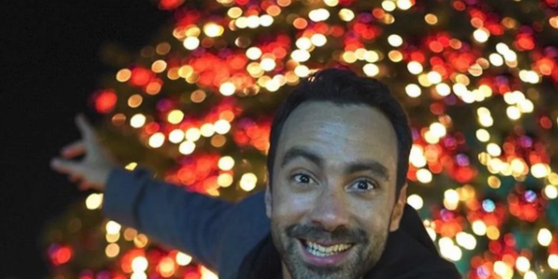 Σάκης Τανιμανίδης | Έφεραν τα Χριστούγεννα στο εκπτωτικό χωριό μαζί με την Χριστίνα Μπόμπα