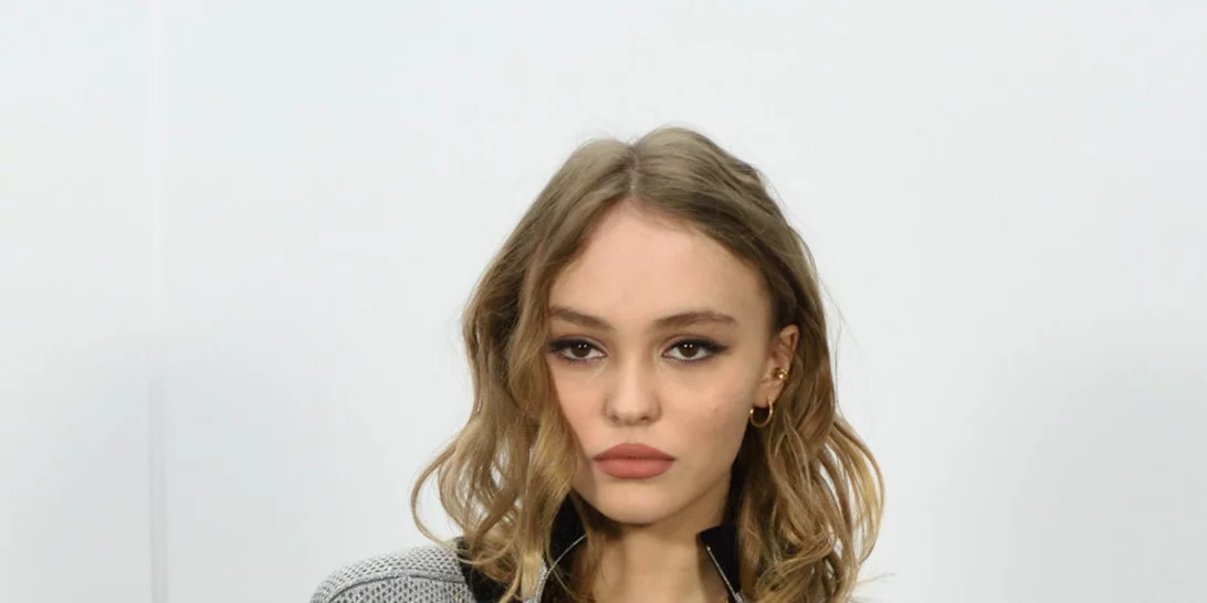 Lily-Rose Depp | Φόρεσε πρώτη από όλους το πιο συναρπαστικό Chanel σύνολο της νέας συλλογής