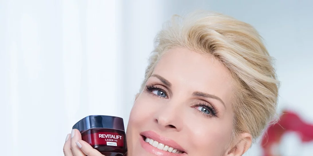 Η Ελένη Μενεγάκη ξέρει το μυστικό να δείχνει όμορφη σε κάθε ηλικία