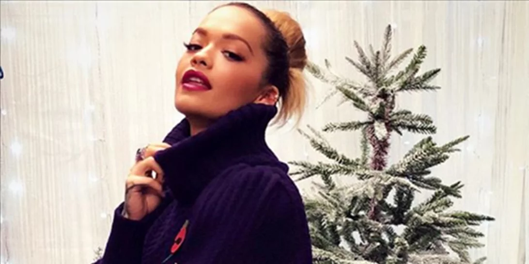 Rita Ora | Έφερε τα Χριστούγεννα στην Oxford Street