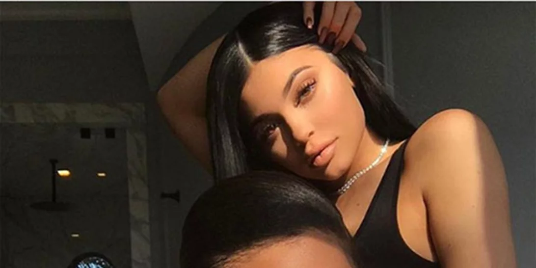 Τι άλλο θα κάνει πια; H Kylie Jenner έκοψε τα μαλλιά της με ένα ψαλίδι κουζίνας! Το αποτέλεσμα;