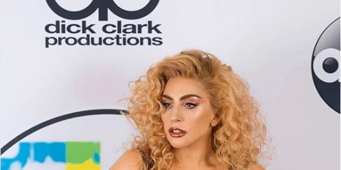 Lady Gaga | Δεν παραβρέθηκε στα AMA αλλά φωτογραφήθηκε στο κόκκινο χαλί τους!